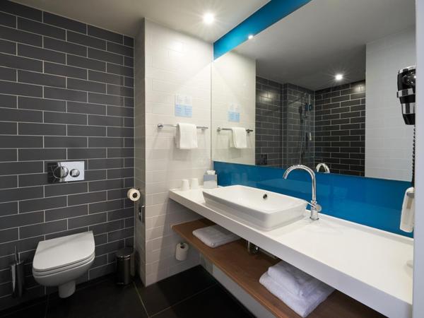 Holiday Inn Express & Suites - Basel - Allschwil, an IHG Hotel : photo 4 de la chambre chambre standard lit queen-size