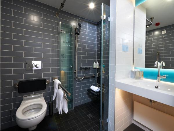 Holiday Inn Express & Suites - Basel - Allschwil, an IHG Hotel : photo 4 de la chambre chambre lit queen-size standard - accessible aux personnes à mobilité réduite