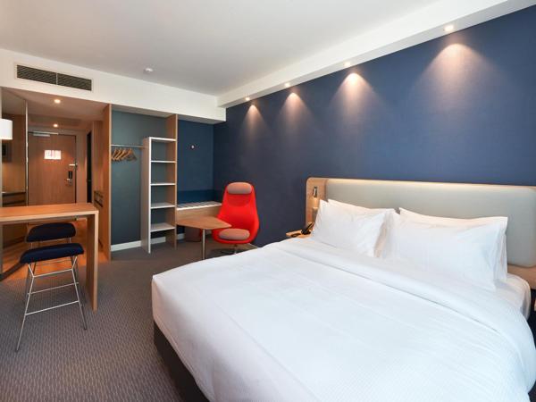 Holiday Inn Express & Suites - Basel - Allschwil, an IHG Hotel : photo 1 de la chambre suite lit queen-size avec canapé-lit