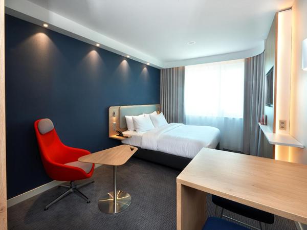 Holiday Inn Express & Suites - Basel - Allschwil, an IHG Hotel : photo 5 de la chambre suite lit queen-size avec canapé-lit