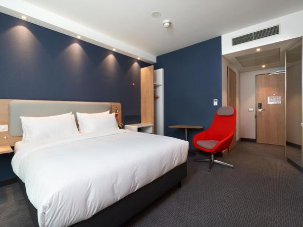Holiday Inn Express & Suites - Basel - Allschwil, an IHG Hotel : photo 1 de la chambre chambre standard lit queen-size