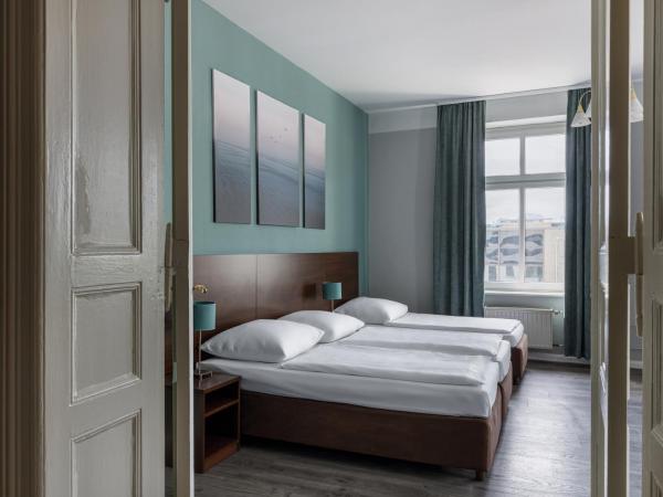 Hotel Nova : photo 1 de la chambre chambre double pour 4 personnes avec lit d'appoint