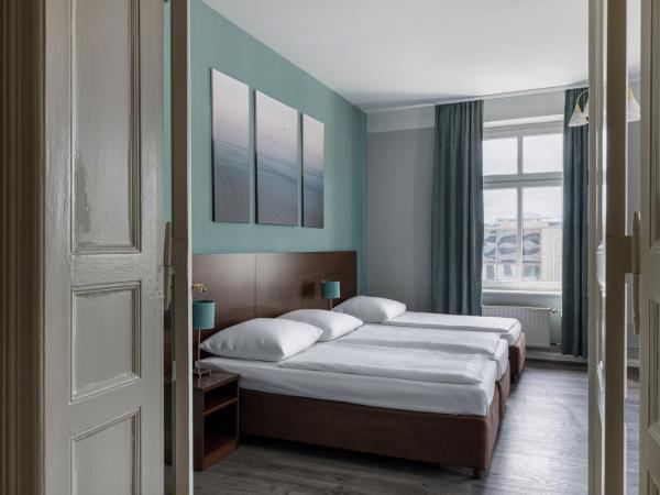 Hotel Nova : photo 1 de la chambre chambre double pour 4 personnes avec lit d'appoint