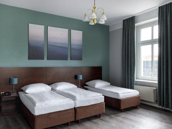 Hotel Nova : photo 2 de la chambre chambre double pour 4 personnes avec lit d'appoint