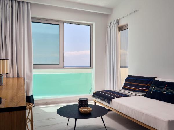 Kouros Hotel & Suites : photo 7 de la chambre suite sanctuaire avec accès direct à la piscine - vue sur mer