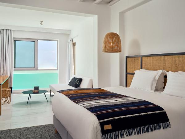 Kouros Hotel & Suites : photo 4 de la chambre suite sanctuaire avec accès direct à la piscine - vue sur mer