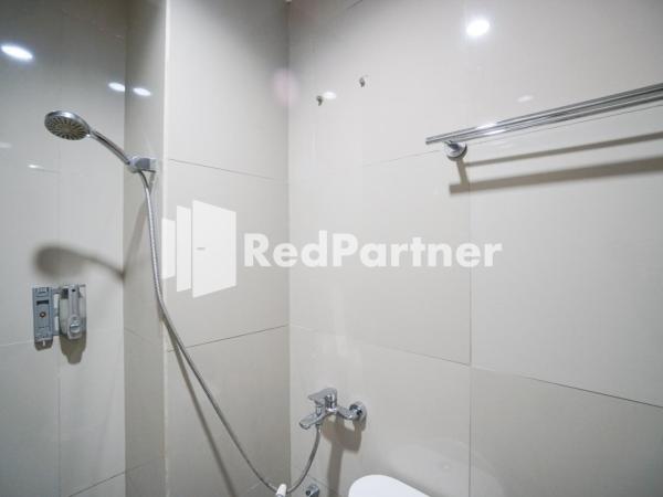 Indah Residence Syariah Mitra RedDoorz : photo 10 de la chambre chambre double standard
