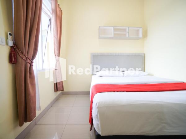 Indah Residence Syariah Mitra RedDoorz : photo 4 de la chambre chambre double standard