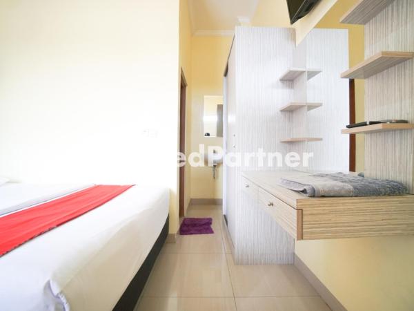 Indah Residence Syariah Mitra RedDoorz : photo 8 de la chambre chambre double standard