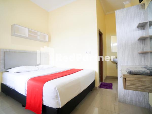 Indah Residence Syariah Mitra RedDoorz : photo 9 de la chambre chambre double standard