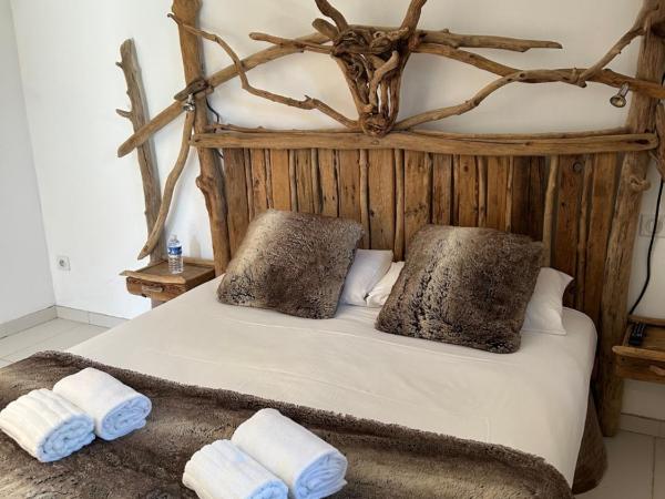 Manade des Baumelles : photo 2 de la chambre chambre double avec salle de bains privative