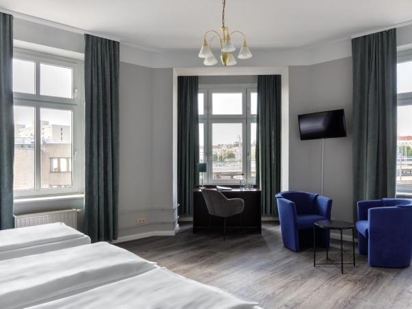 Hotel Nova : photo 3 de la chambre chambre double pour 4 personnes avec lit d'appoint