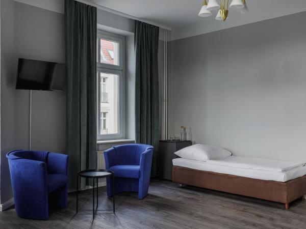 Hotel Nova : photo 4 de la chambre chambre double pour 4 personnes avec lit d'appoint