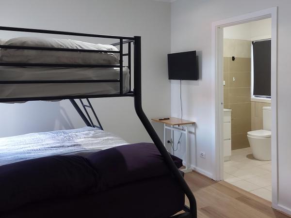 Maruve Guesthouse 12 min from Melb airport : photo 6 de la chambre chambre triple avec salle de bains privative