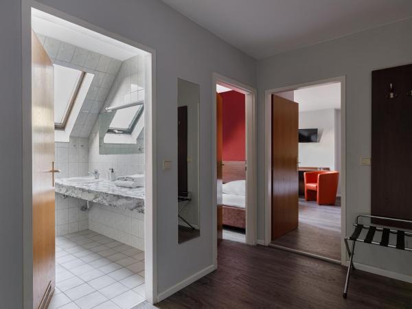 Hotel Nova : photo 6 de la chambre chambre double pour 4 personnes avec lit d'appoint