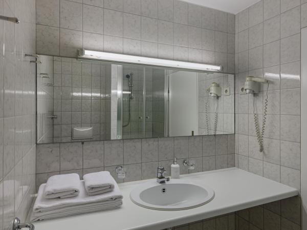 Hotel Nova : photo 2 de la chambre chambre double pour 3 personnes avec lit d'appoint