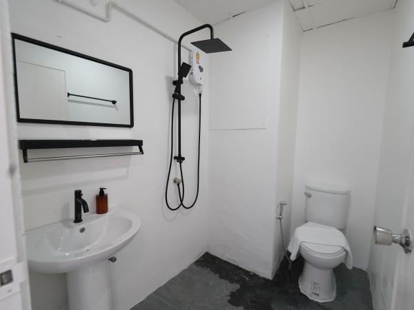 RoomQuest IT Square Don Mueang Airport : photo 9 de la chambre chambre double avec balcon