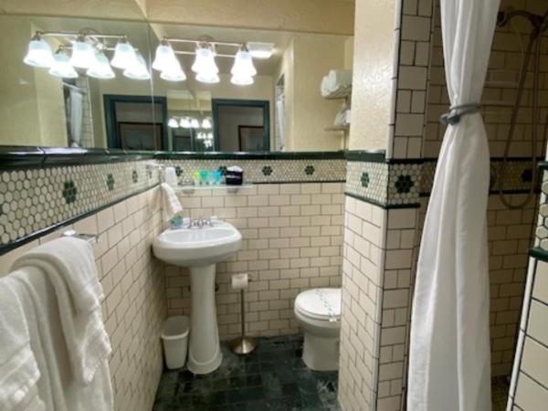 Cherokee Lodge : photo 2 de la chambre grande chambre double avec salle de bains privative