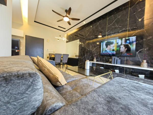 Attic Home Melaka Silverscape Residence & Jonker : photo 3 de la chambre dual key [2hall&4room] premium family suite (private bathtub and city view)