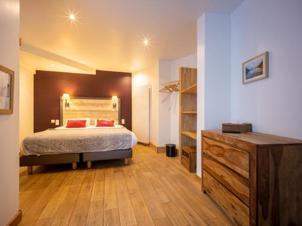 Le Christiania : photo 1 de la chambre chambre lit king-size avec douche accessible en fauteuil roulant - adaptée aux personnes à mobilité réduite