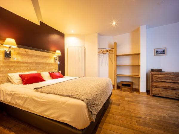 Le Christiania : photo 2 de la chambre chambre lit king-size avec douche accessible en fauteuil roulant - adaptée aux personnes à mobilité réduite