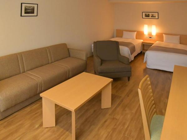Sapporo View Hotel Odori Park : photo 2 de la chambre large twin room with sofa bed and extra bed - non-smoking
