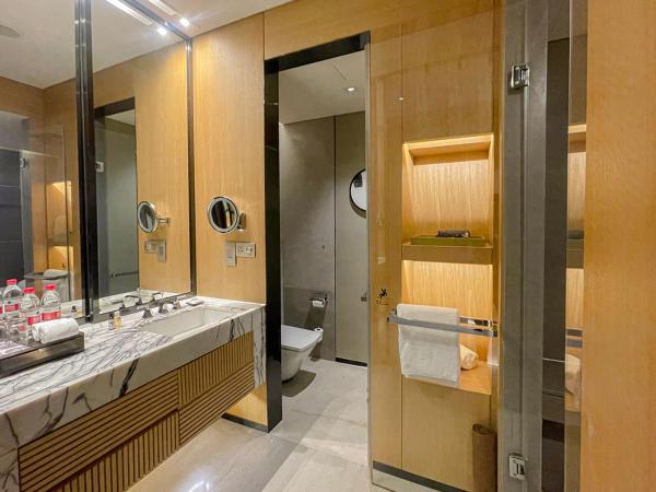 Hyatt Regency Tianjin East : photo 2 de la chambre chambre lit king-size - accès au club