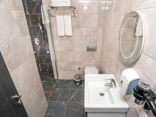 The Gate Kadıköy Downtown : photo 7 de la chambre suite avec baignoire spa