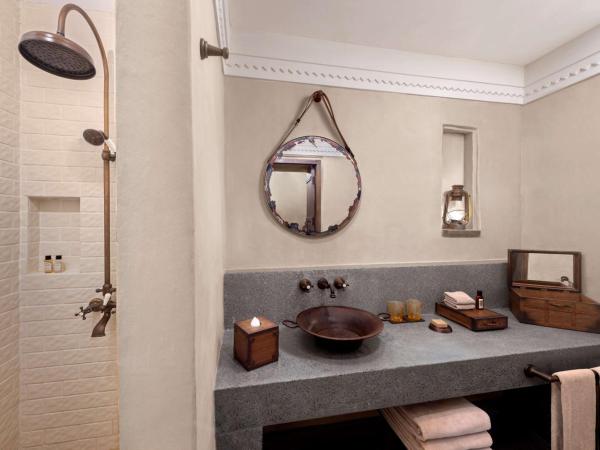 Al Seef Heritage Hotel Dubai, Curio Collection by Hilton : photo 9 de la chambre suite 1 chambre patrimoine avec lit king-size