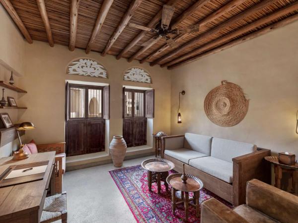 Al Seef Heritage Hotel Dubai, Curio Collection by Hilton : photo 4 de la chambre suite 1 chambre patrimoine avec lit king-size