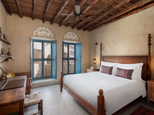 Al Seef Heritage Hotel Dubai, Curio Collection by Hilton : photo 2 de la chambre chambre lit king-size heritage - vue sur souk