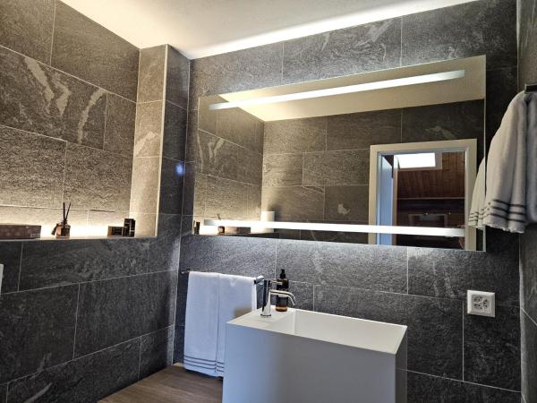 @ Home Hotel Locarno : photo 5 de la chambre suite familiale sur le toit avec balcon