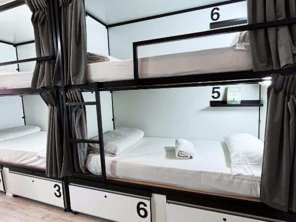 Way Hostel Madrid : photo 5 de la chambre lit dans dortoir 6 lits avec salle de bains commune