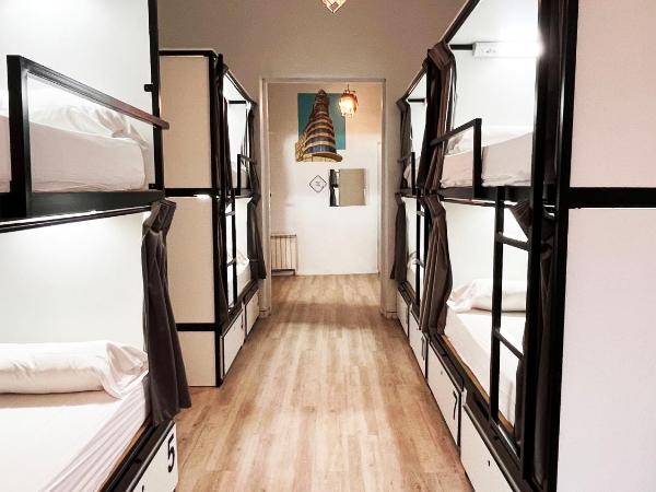 Way Hostel Madrid : photo 2 de la chambre lit dans dortoir de 12 lits avec salle de bains commune