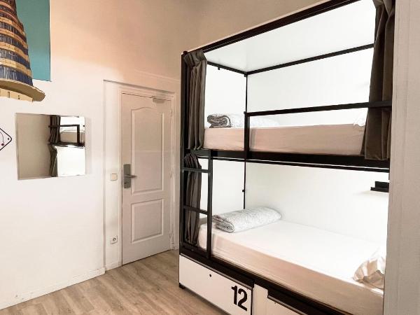 Way Hostel Madrid : photo 4 de la chambre lit dans dortoir de 12 lits avec salle de bains commune