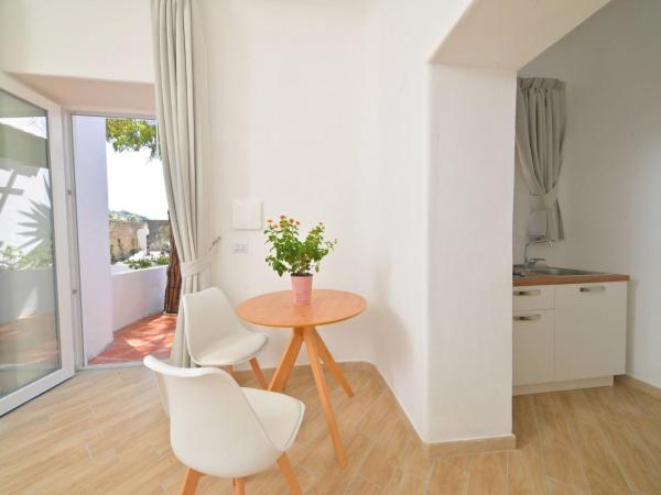 Villa Aida : photo 4 de la chambre chambre triple - vue sur jardin