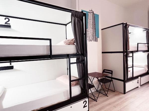 Way Hostel Madrid : photo 7 de la chambre lit dans un dortoir de 8 lits avec salle de bains commune