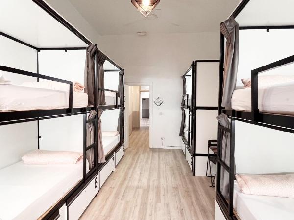Way Hostel Madrid : photo 8 de la chambre lit dans un dortoir de 8 lits avec salle de bains commune
