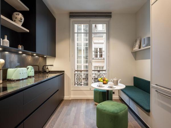 The very central location allows you to go everywhere in Paris in 30 minutes : photo 3 de la chambre appartement avec douche