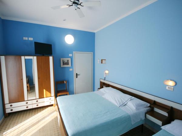 Hotel Cheri : photo 4 de la chambre chambre triple