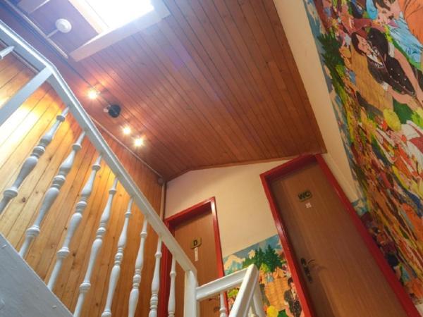 Swiss Lodge Hotel Bernerhof : photo 6 de la chambre chambre triple basique avec salle de bains commune