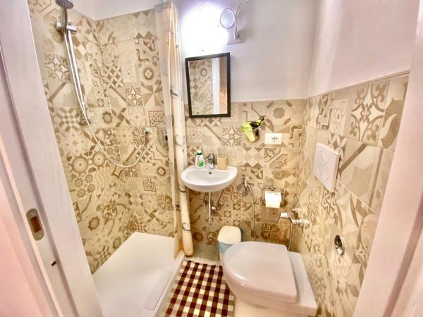 Maison Sarraj Affittacamere : photo 9 de la chambre chambre simple avec salle de bains privative