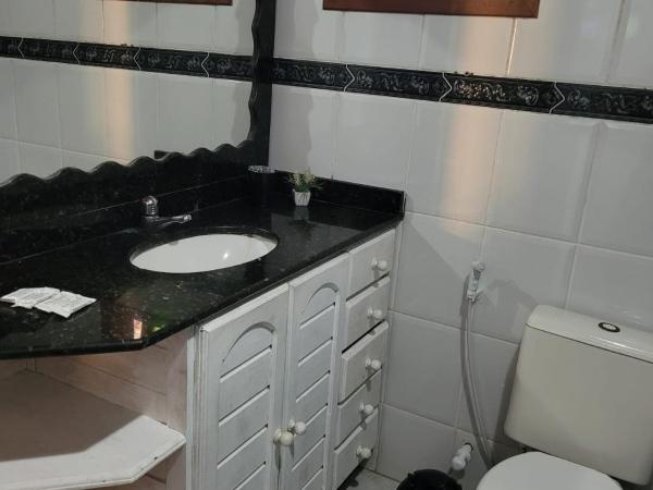 Namorada Brava Guest House : photo 8 de la chambre chambre familiale avec salle de bains privative