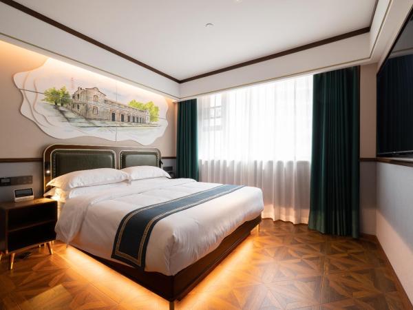 Time Traveller Boutique Hotel - Near The Bund, The Pearl Tower, Suzhou Creek, Sihang Warehouse, Natural History Museum, One subway stop away from Shanghai Railway Station, Free ice cream, Free laundry service, Free GYM, English communication well : photo 1 de la chambre business smart double room
