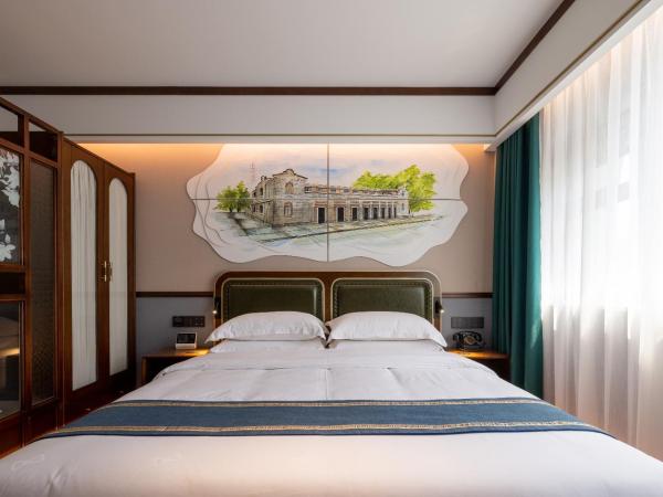 Time Traveller Boutique Hotel - Near The Bund, The Pearl Tower, Suzhou Creek, Sihang Warehouse, Natural History Museum, One subway stop away from Shanghai Railway Station, Free ice cream, Free laundry service, Free GYM, English communication well : photo 5 de la chambre business smart double room