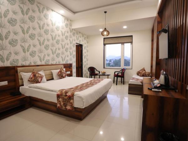Hotel Bhairav Bagh with Swimming Pool : photo 8 de la chambre chambre lit king-size
