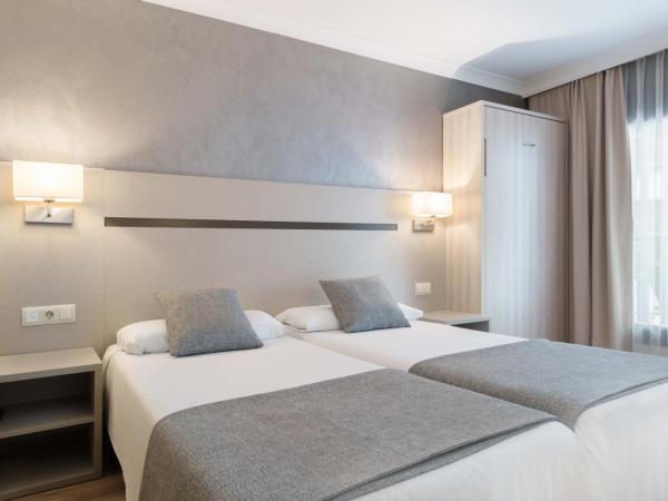 Hotel & Aparthotel Cosmos : photo 3 de la chambre chambre triple avec terrasse