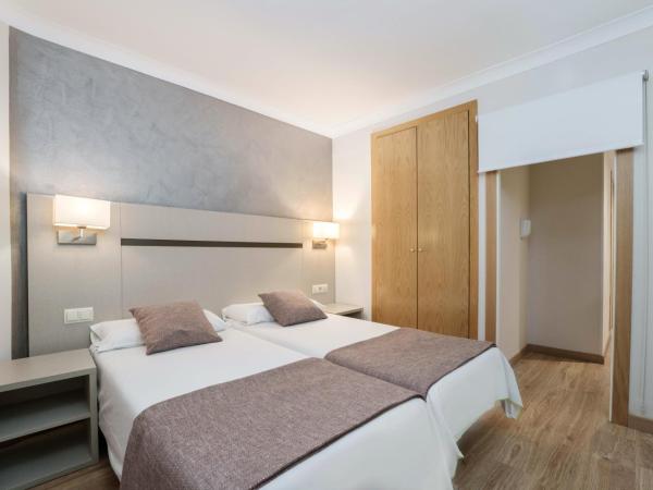 Hotel & Aparthotel Cosmos : photo 2 de la chambre standard family room - 2 rooms 