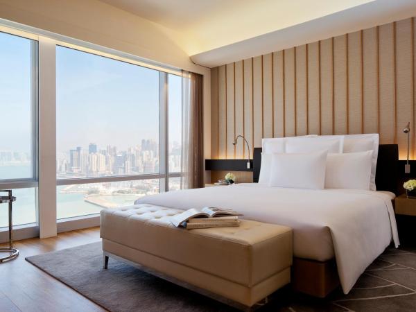 Renaissance Hong Kong Harbour View Hotel : photo 1 de la chambre suite lit king-size deluxe avec accès au salon exécutif - vue sur port 