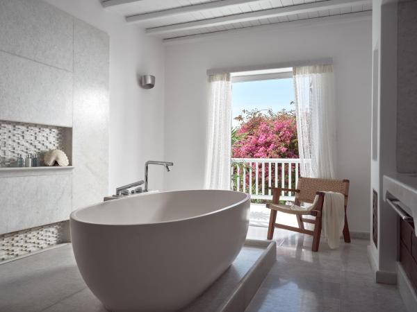 Belvedere Mykonos - Main Hotel - The Leading Hotels of the World : photo 2 de la chambre suite belvedere - vue spectaculaire sur mer